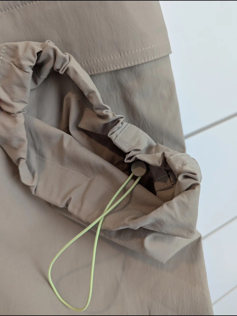 Athleta Cascade High Rise Cargo Poplin Pants Oak Size Medium Khaki Drawstring - Picture 5 of 14